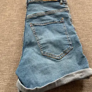 Jag säljer nu mina blåa jeansshorts från Gina tricot i strl S då de aldrig kommer till användning. De är i bra skick och ganska små i storleken.