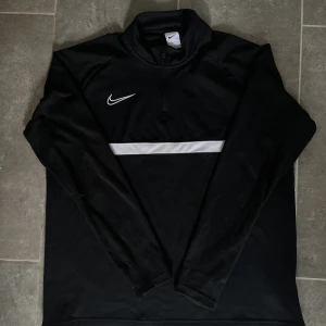 Nike tröja  - Säljer min Nike tröja då den inte används. Riktigt bra skick och inga tecken på slitage. Storleken är Xl men passar även som L
