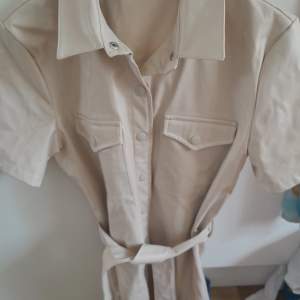 Jättefin klänning eller som kofta över, i skinn material storlek S Knappt använd beige / vit