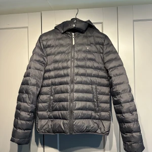 Gant Jacka - Storlek: 176CM 16 Years Skick: minimalt använt skick, liten sömm som har gått upp vid kragen men inget märkvärdigt. Köpare står för frakt! 📦   