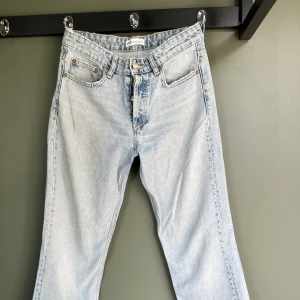 Zara jeans - Midwaist staright leg i ljus tvätt. Använda men i gott skick. Uppsydda så att de har en 31” i längd Stl 38