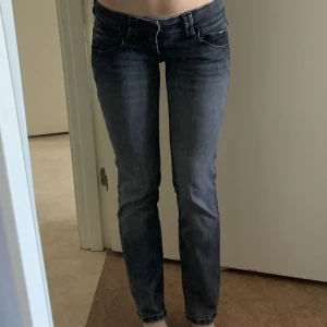 Pepe Jeans Venus Straight Low Waist - Storlek 26/30 Passar mig som är 160cm och vanligtvis har storlek S i byxor Fin passform, skönt material och är byxorna är i mycket bra skick. Nästan som nya.  Säljer då de börjar bli för små för mig, de är inköpta förra hösten för 999kr 