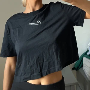 T-shirt Nike - Croppad t-shirt från Nike storlek S, helt oanvänd 