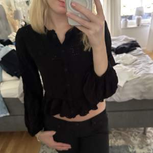 Säljer denna svarta blusen ifrån Zara då jag inte längre använder den💗