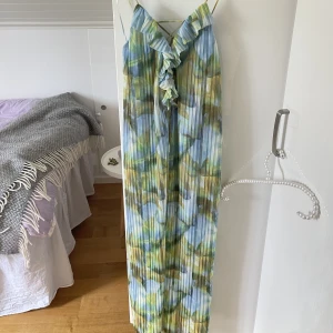 Zara klänning - Aldrig använd, så fin men tyvärr lite liten för mig!!