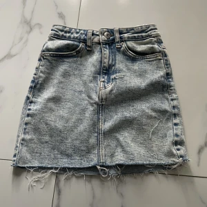 Jeanskjol  - Jeanskjol stl 32, från Bershka