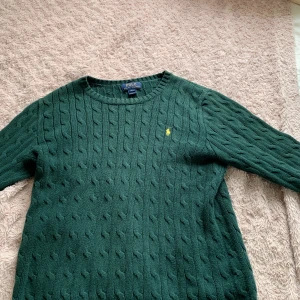 Polo Ralph luaren stickad tröja - Säljer min snygga polo Ralph lauren stickade tröja som jag har.Den är färgen grön och är i storlek L 14-16.Om du har frågor är det bara att skriva till mig.