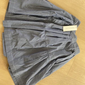 Oanvänd kjol blå/vit - Nyskick, lapp kvar. Var för liten för mig. 