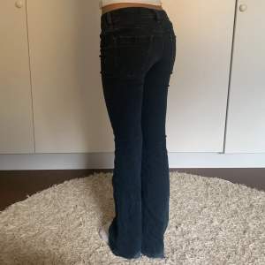 Mörkblåa diesel jeans lite nötta längst ner❤️❤️storlek 32/34 De är stretch material så de passar 36 också
