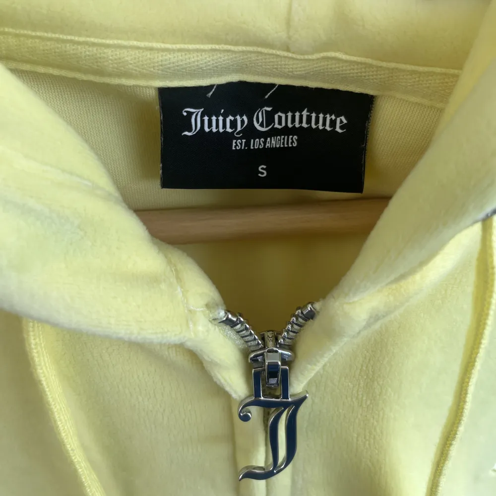 Säljer nu min gula Juicy Couture tröja då den mest hänger i min gaderob. Använd endast några gånger, fint skick! Köparen står för frakten . Tröjor & Koftor.