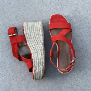 Oanvända röda sandaletter med kilklack. SÅ fina men kommer aldrig till användning. Köparen står för frakten🌸