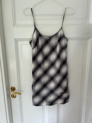 Rutig Miniklänning - Jättesöt ”rutmönstrad” miniklänning ifrån weekday i storlek 36, använd ett fåtal gånger.