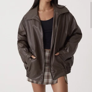 Jacka - Snygg Pu jacka från Motel rocks i brun färg som aldrig är använd, utan endast testad av mig. Bara att skriva vid frågor! Köparen står för frakt