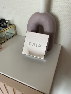 Glow Powder - Caia Cosmetics glow powder i färgen honey glow, köpt i ett paket/ kit på hemsidan för att få andra produkter billigare. Helt oanvänd och otestad