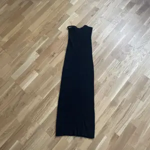 En svart knitted klänning i storlek s. Den har lite defekt 