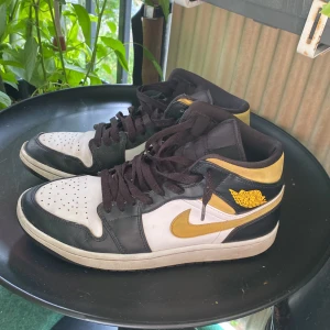 Säljer ett par Jordan 1 mids  - Mina jordans är ganska så använda men ändå ganska bra skick. Säljer dem för att den tar mycket plats, ordenarie pris är 1250kr 