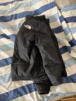 The north face - Tja! säljer nu min jacka då den inte kommer till användning, ser ut som ny och har inga skavanker. 