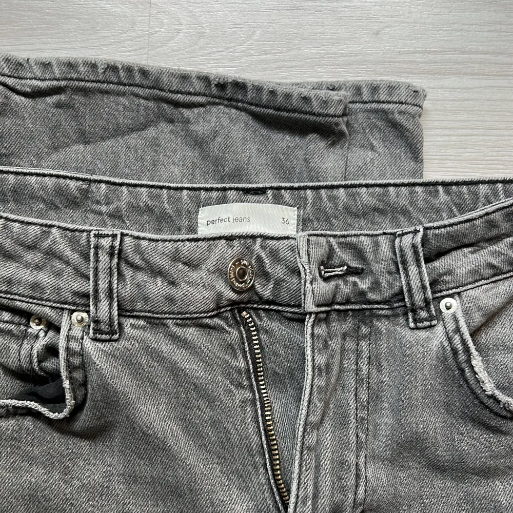 Säljs pågrund av att dom är lite stora. Nyskick då jag använt dom fåtal gånger🩷. Jeans & Byxor.
