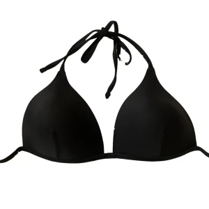 Svart bikini  - Svart bikini överdel med lite push up! Passade inte mig så bara testad! 🖤 Banden osv är helt hela, bara redigeringen som gjorde att de ser konstigt ut! 🖤