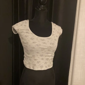 Coquette - Typ coquette topp med lila syrener på, skit söt 😍 Från H&M säljs inte där nåmer fick den på last chance 🙋‍♀️ Använd typ 2 ggr inte mer. Ifall du har mer frågor still dom i kommentarerna🙌 