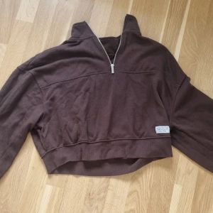 brun tröja - brun tröka med dragkedja från hm. Knappt använd. Storlek medium.