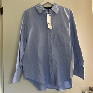 Oversized skjorta - Matilda Djerf esk skjorta från Zara, helt ny och oanvänd