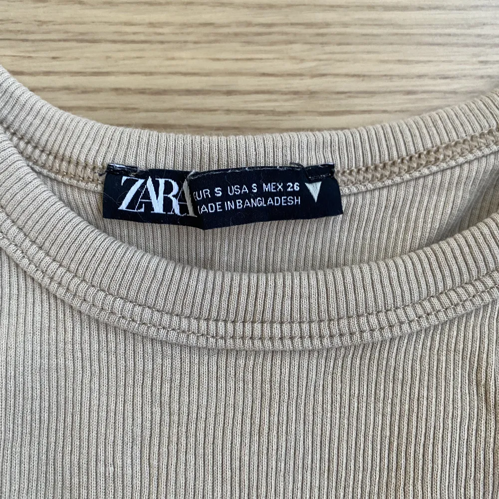 En av de mest ikoniska linnen från Zara i storleken S och färgen beige. Passar även som XS. . Toppar.