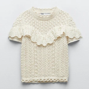 Zara stickad topp - Säljer denna otroligt fina stickade tröjan med volanger från zara då tyvärr inte kommer till användning. Köpt för 329kr. Använd en gång, så med andra ord, som ny! Sista bilden är min. Passar även storlek S/XS