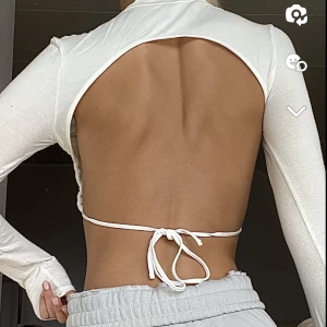 Öppen rygg topp - Topp med öppen rygg från h&m i strl S! INTE GENOMSKINLIG!!!❤️ som ny! Använd gärna köp nu🤍