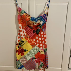 Sidenklänning med blandade mönster  - Så vacker klänning med öppen rygg men som tyvärr är förliten. PRIS KAN DISKUTERAS! 