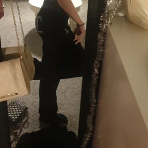 Svarta juicy couture byxor - Säljer dessa starta sköna byxor men lite billigare för ena pluppen har lossnat på snöret som man kan se på bilden💗