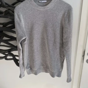 Stickad tröja - Säljer en stickad tröja från zara som jag nu inte använder längre. Den är i bra skick.