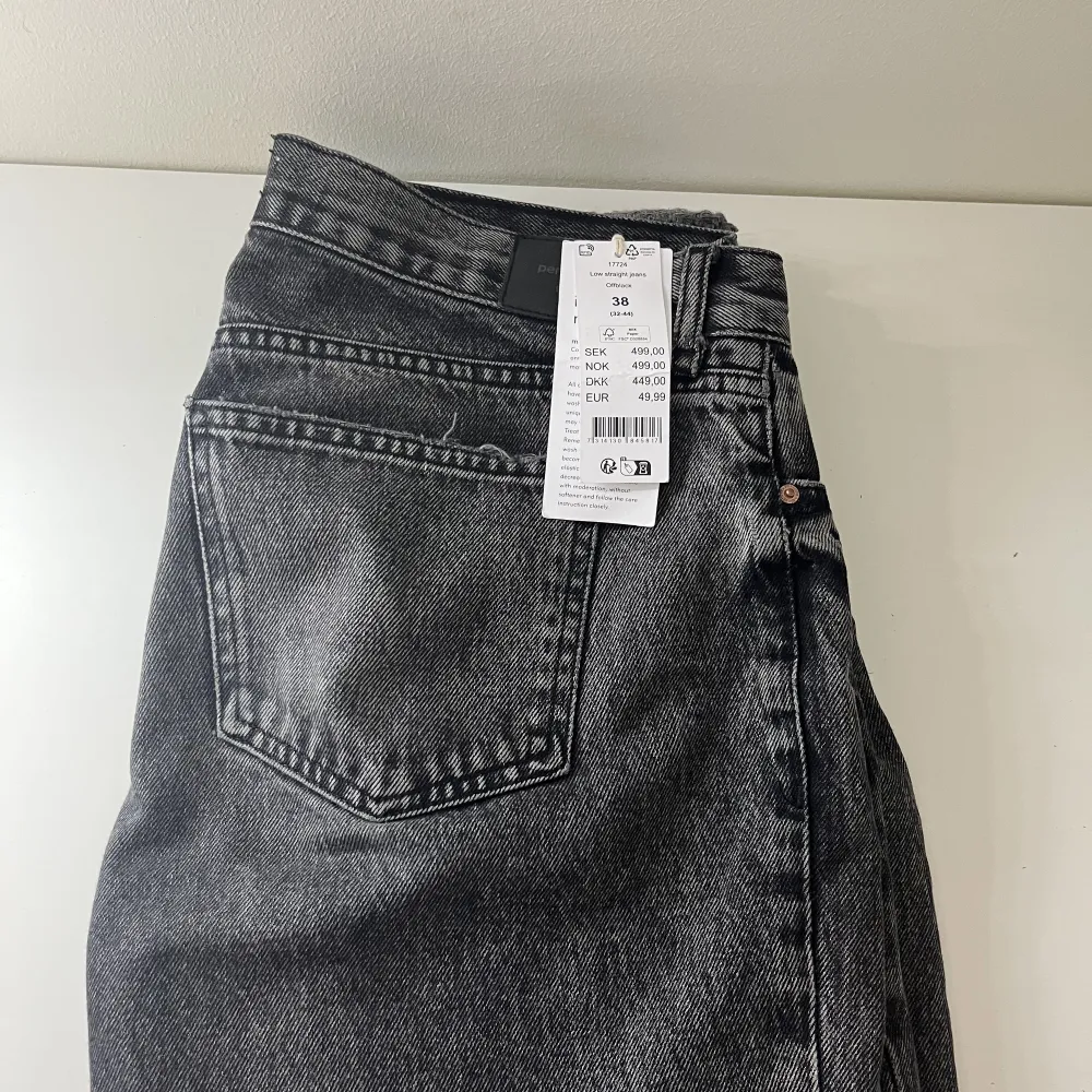 Helt nya låg midjade svarta straight jeans från Gina tricot. Säljer pga att de är stora. Nypris: 499kr. Jeans & Byxor.