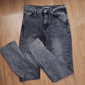 Junkyard, slim high waist jeans - Junkyard skinny jeans, bra skick bara att dem har gått upp lite i ena bakfickan men inget man ser o de går o laga lätt, inget stort hål alls finns bild Passar inte mig längre 