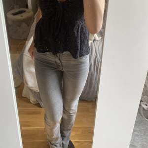 Gråa Zara jeans med slits🤍Köpta för 360 säljer för 100+frakt🤍Superfint skick! 