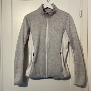 Fleecetröja  - Figursydd fleecetröja i mjukt material. Stretch.