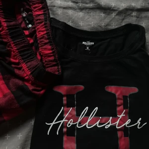 Pyjamas set Hollister - Pyjamas set från Hollister. Köpt för drygt ett år sen och sparsamt använt, möjligen något noppriga byxor men inget man tänker på skulle jag säga<3 OBS säljer som ett set och priset är därför för både byxa och tröja!!!