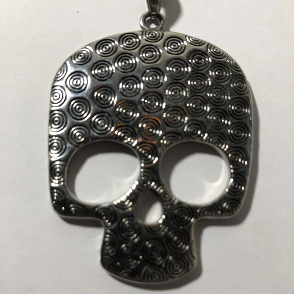 Ett silver halsband med en stor dödskalle på, som är köpt på secondhand💗. Accessoarer.