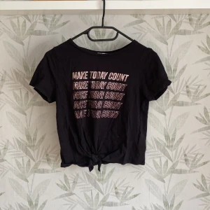 Tränings T-shirt - En tränings T-shirt som det står ”MAKE TODAY COUNT” 5 gånger på magen. Den har en knut längst ner, tröjan är lite kortare men inte så kort som en magtröja. Man kan ha den som en vanlig T-shirt också.