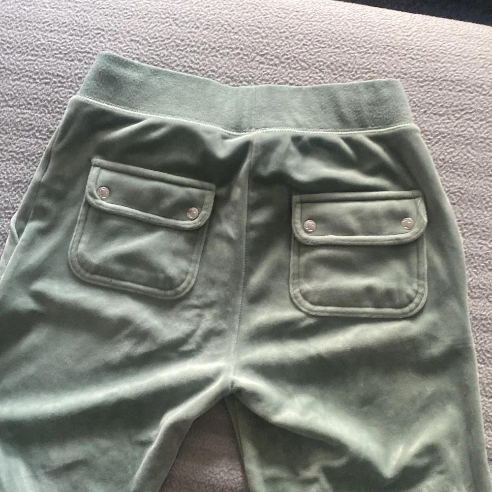 Jag säljer ett par gröna juciy byxor! Anledningen till varför är för att dem inte kommit till så mycket användning. Köpte dessa för 5 mån sedan.  . Jeans & Byxor.