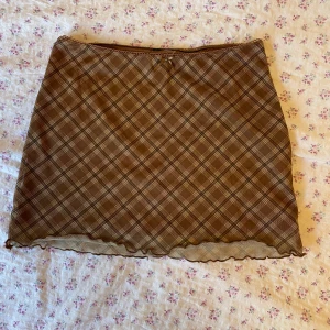 Kjol från hm - Brun rutig kjol, perfekt skick. Klippte bort lappen för att den kliade men storleken är XS. Använt sparsamt men säljer pga jag har växt ur den💕