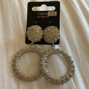 Örhängen  - Stora örhängen, oanvända ( ej riktigt silver) står ej för frakten 