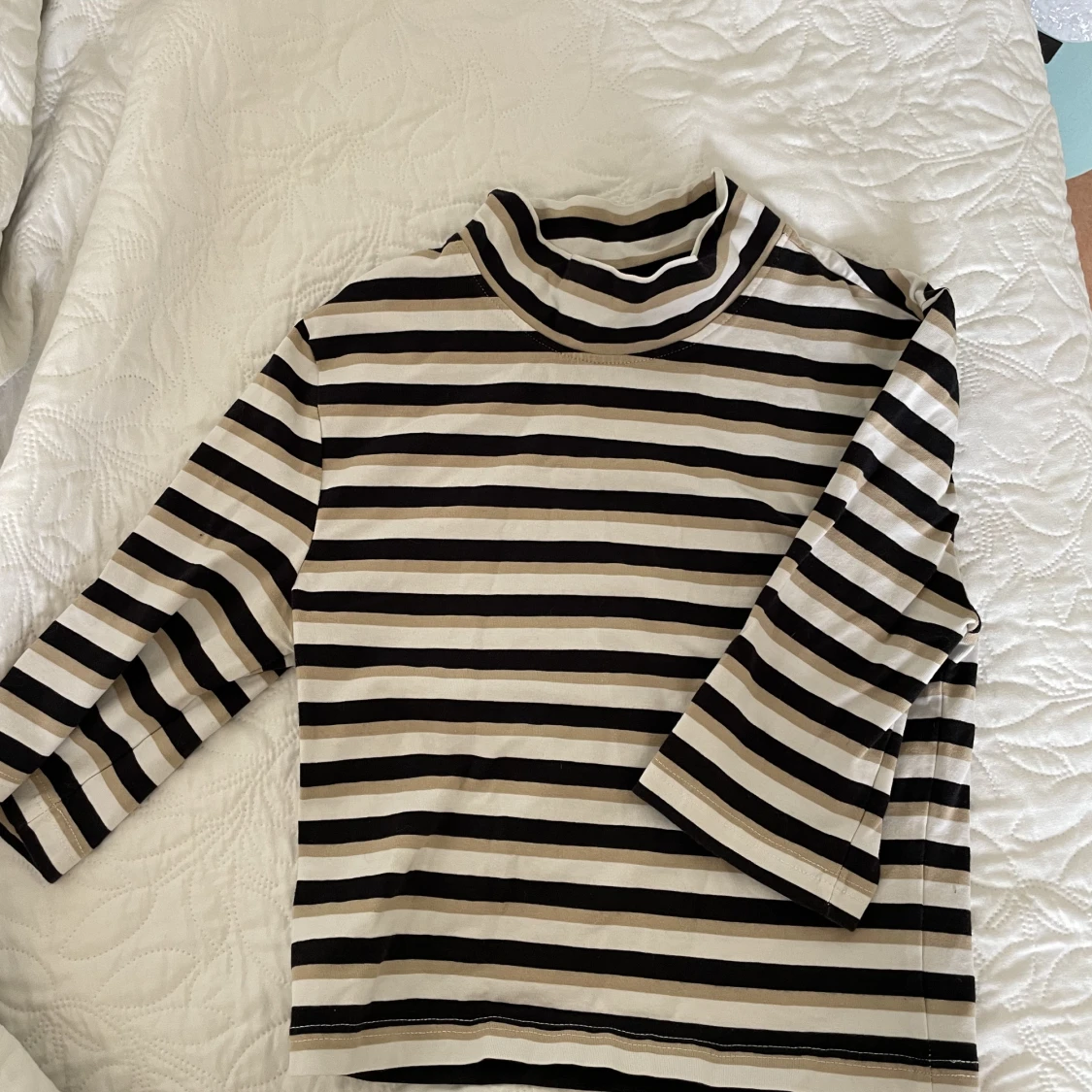 T-shirt med hög krage 