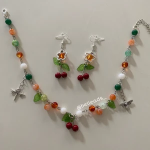 Körsbärs halsband - Handgjord körsbärs halsband med trollsländor på sidorna, och matchande örhängen! :) frakten är billigare om man köper via ”kontakta” <3