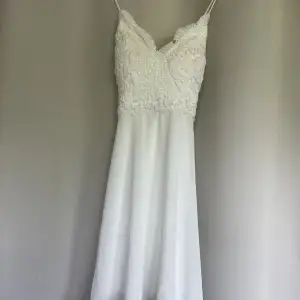 Super söt vit klänning från bubbleroom med märket CHIARA FORTHI🤩använd en gång. Ny pris 649kr men säljer för 200kr💓