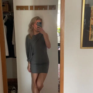 grå klänning  - super fin grå klänning från zara! använd en gång i super fint skick!💗
