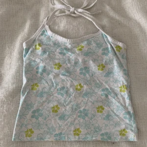 Söt Hawaii halterneck top - Söt topp perfekt till sommaren men tyvärr för stor på mig, har extra lager tyg på framsidan💗