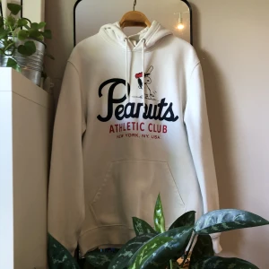 Snobben hoddie - En jätte fin och cool snobben hoddie som jag e köpt på h&m!! Tröjan är i bra skick och har ett coolt tryck (inget på baksidan!) ord pris 300 