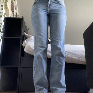 trendiga low waist bootcut jeans från hm!💌 midja (insydd) 71cm, innerbens längd 80cm! originalpris 400kr. jag är 175cm, stl M/42. säljer då dem inte kommer till användning! läs POLICY & FRAKT innan du skriver🤍 använd gärna köp nu.