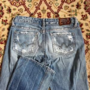 vintage lågmidjade bootcut jeans!! midjemåttet är 36 rakt över och innerbenslängden är 81cm. 